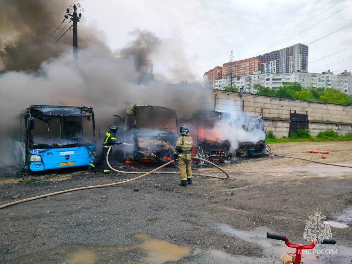 В автобусном парке сгорели сразу четыре автобуса: поджог или случайность?