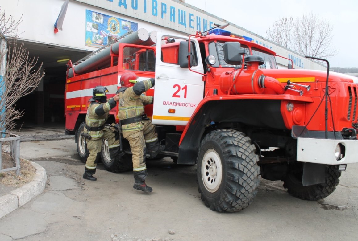 Десять человек вытащили из огня во Владивостоке