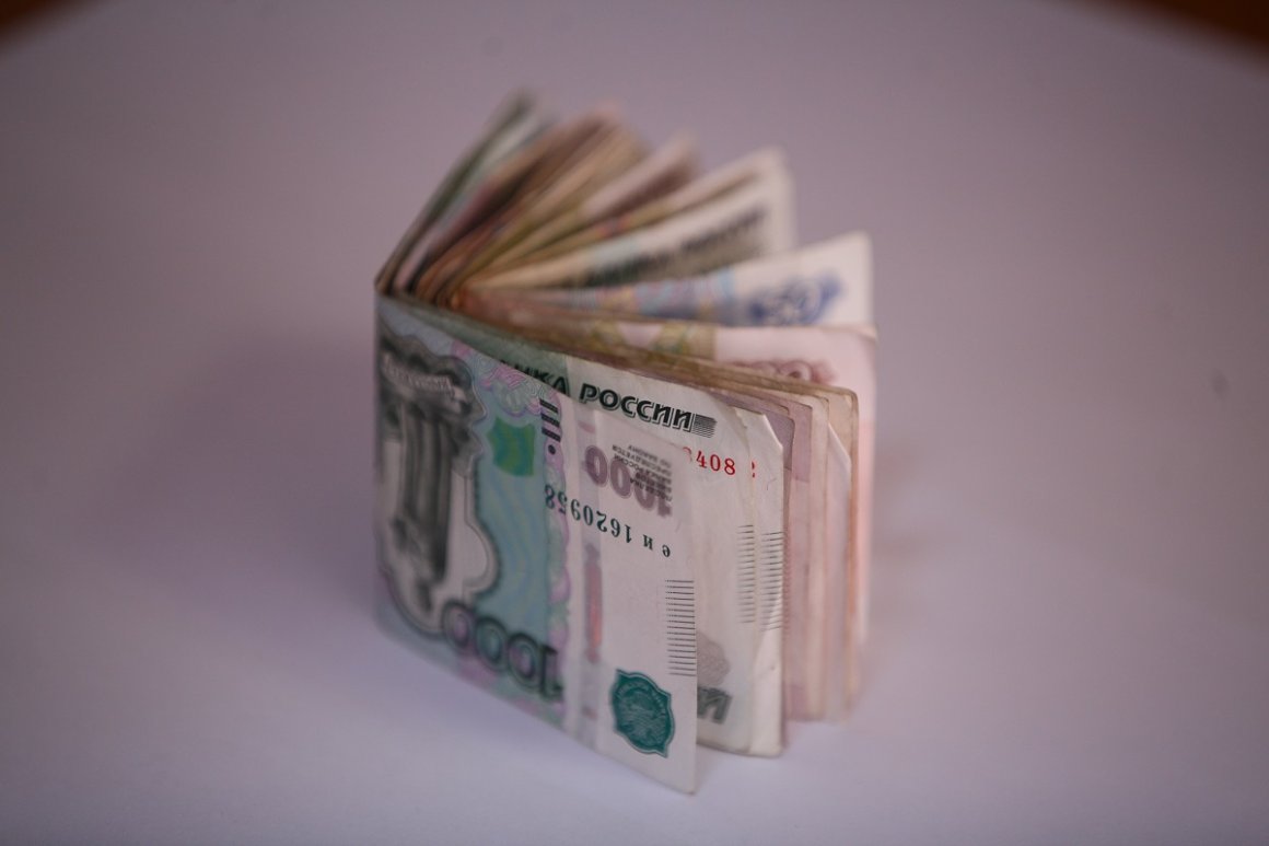 От 300 до 950 тысяч рублей: кому предлагают самую высокую зарплату в Приморье