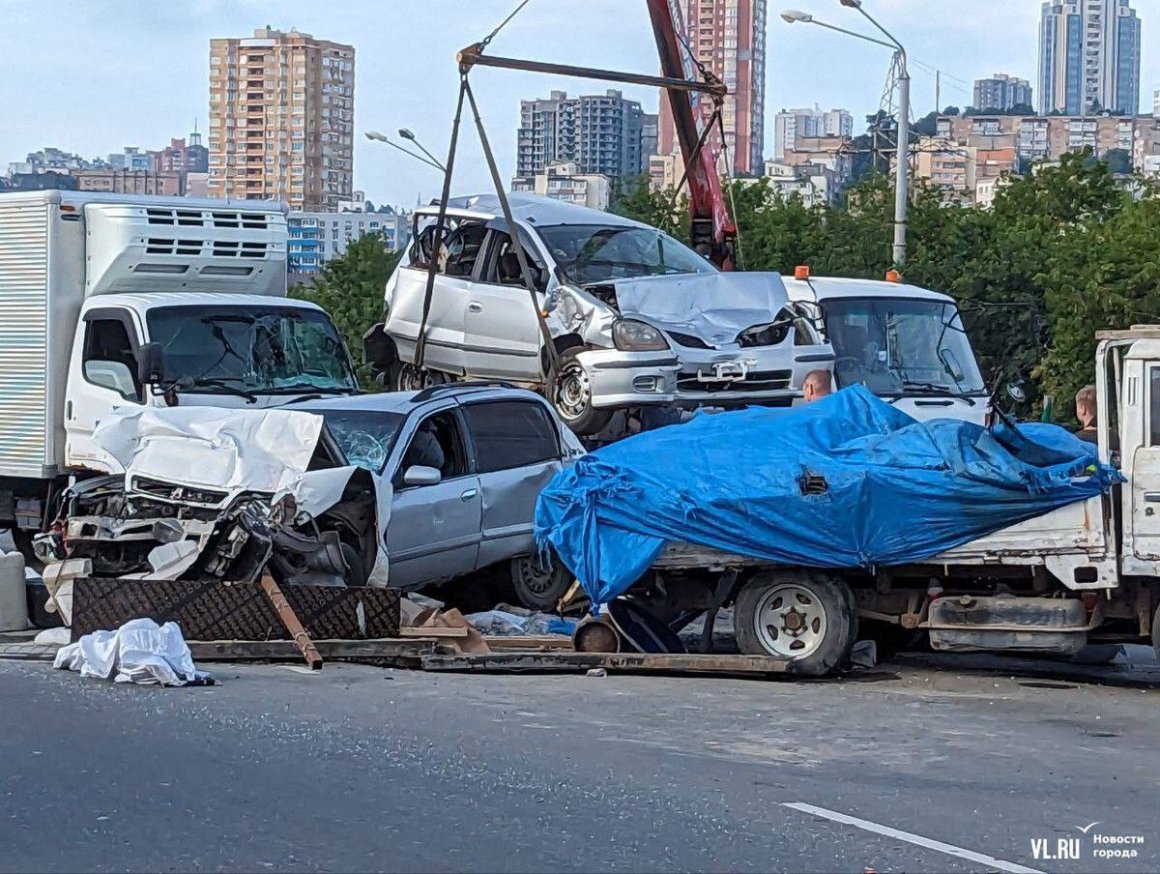 Машины в «мясо»: жёсткое ДТП блокирует движение на Некрасовском путепроводе — кадры