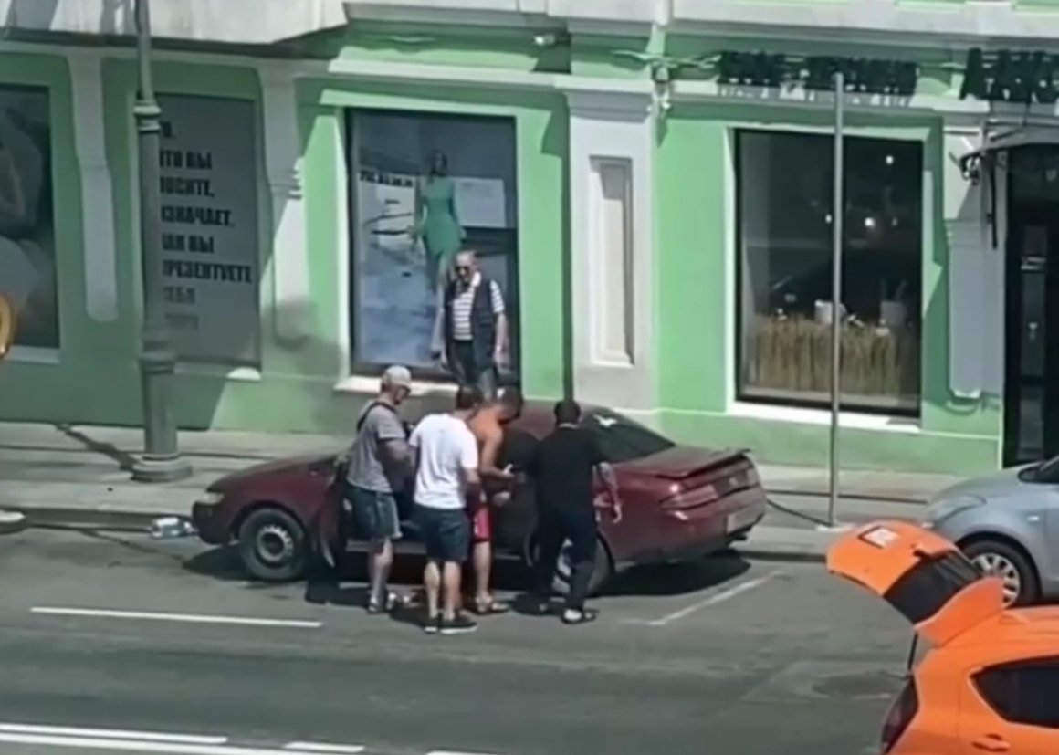 Автомобиль загорелся из-за бутылки с водой в центре Владивостока