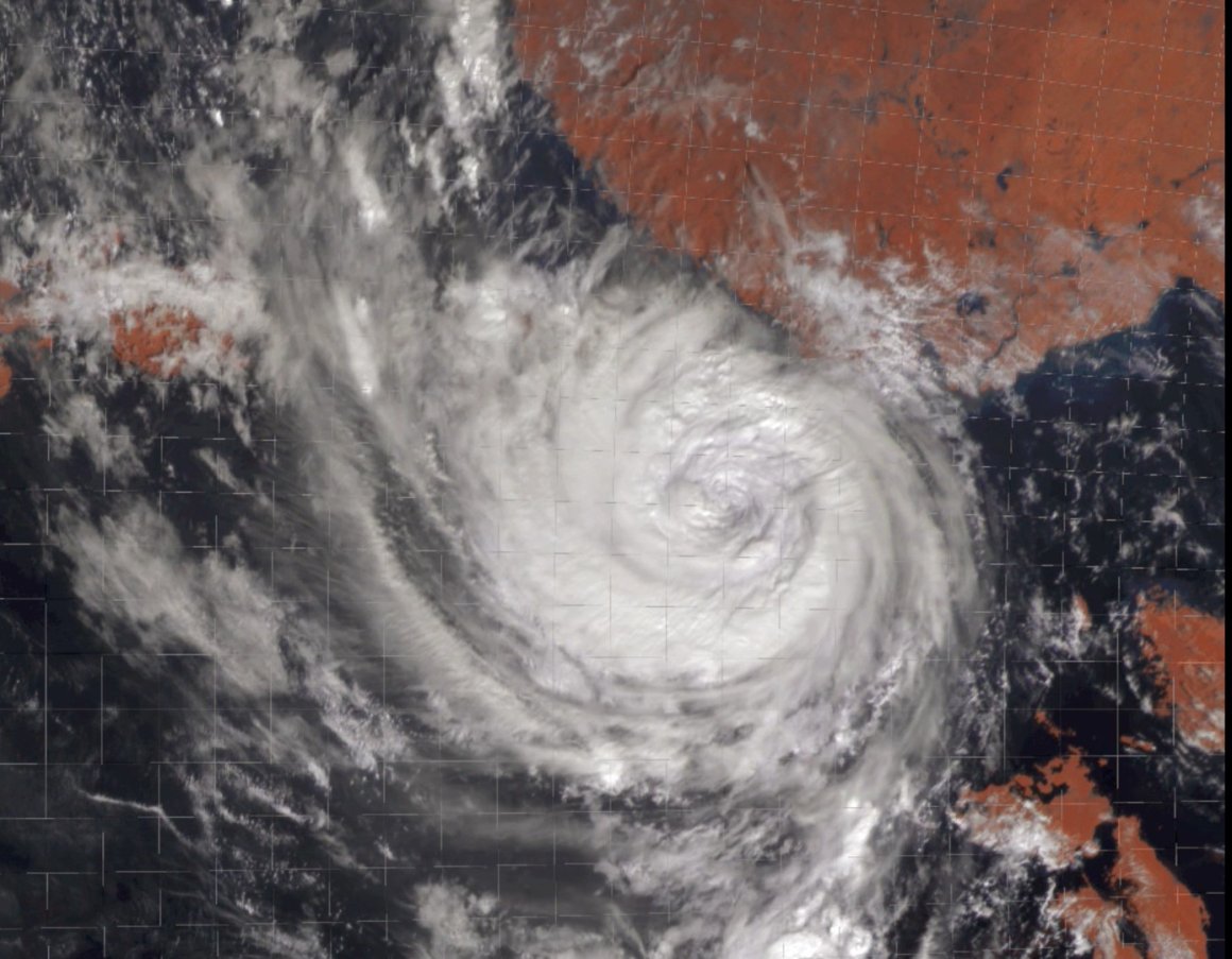 Чрезвычайно опасно: Владивостоку пророчат ураган, ливни, шторм, сели, оползни