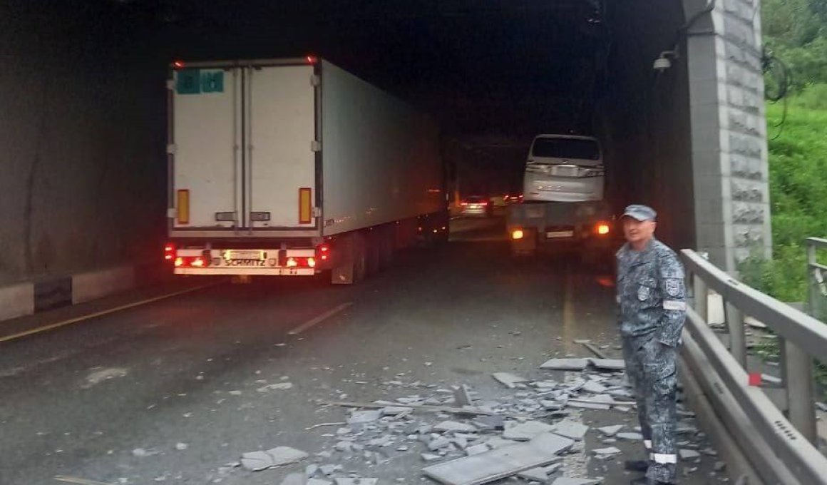 Эвакуатор забыл опустить стрелу и устроил ЧП на Золотом мосту во Владивостоке
