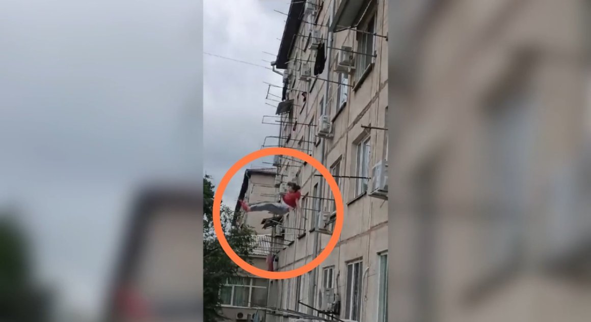 Кадры падения женщины из окна 6 этажа публикует полиция Приморья