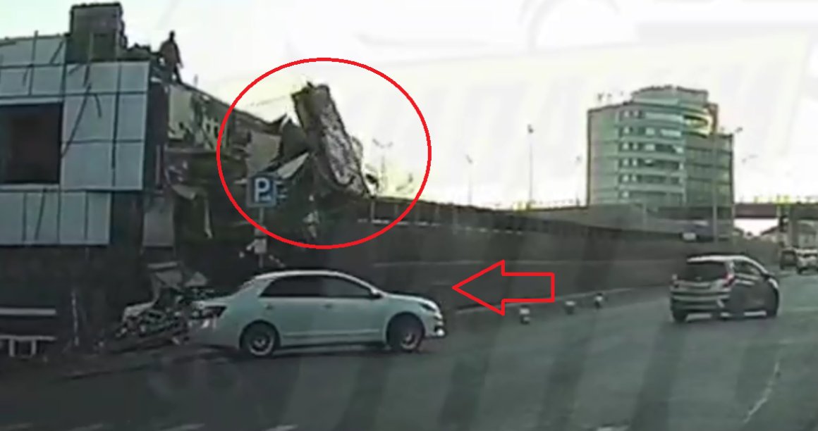 Бывшее здание известного во Владивостоке завода рухнуло на оживленную дорогу