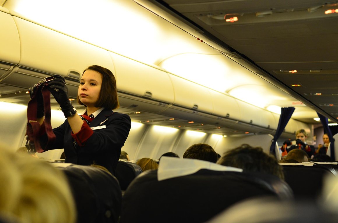 Девушка и мужчина с детьми стали жертвами прямо в самолете, летевшем во Владивосток
