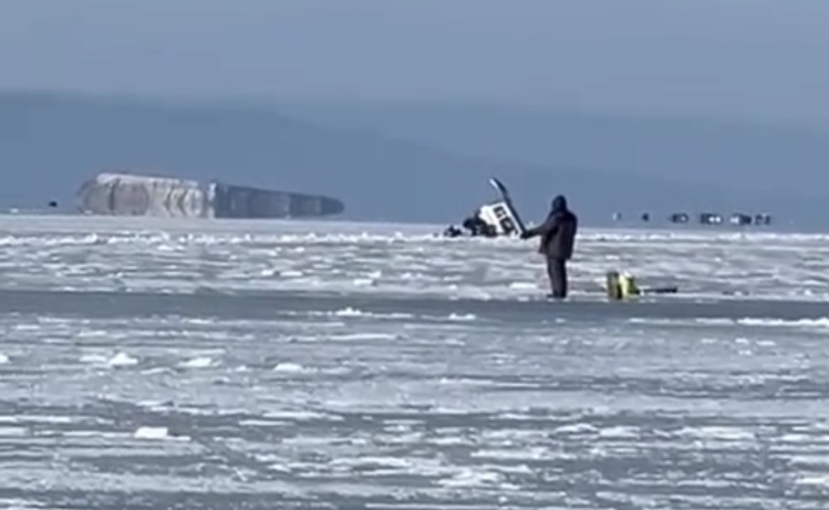 Во Владивостоке дорогой внедорожник с водителем ушёл под лёд на глазах изумлённых рыбаков