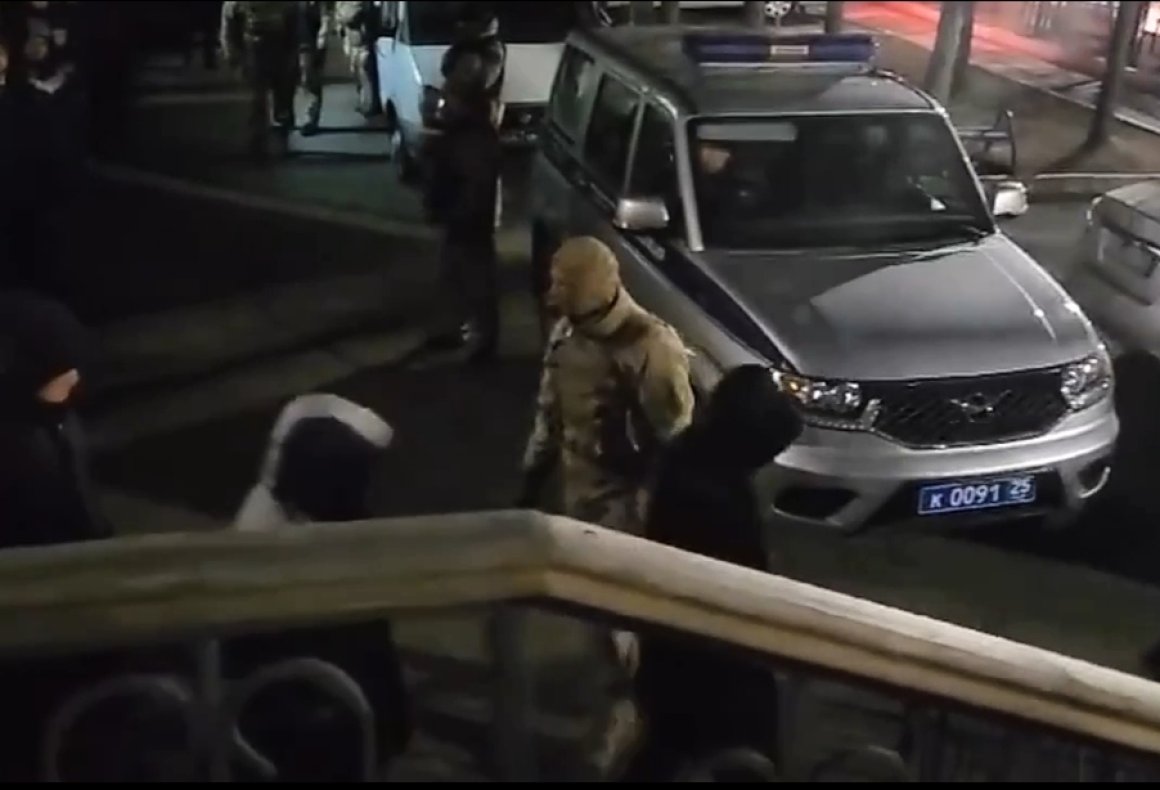 Полиция и Росгвардия нагрянули в популярное во Владивостоке кафе