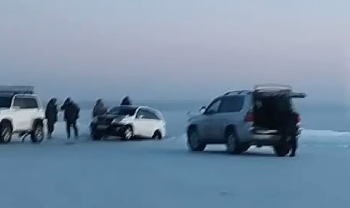 «У них, наверное, пари»: ЧП произошло на льду Амурского залива