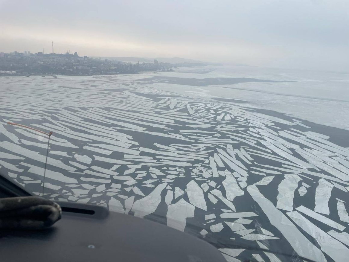 Автомобиль с водителем ушёл под лёд во Владивостоке