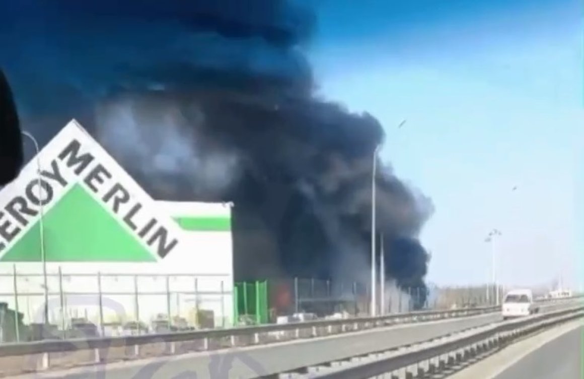 Мощный пожар на территории Леруа Мерлен во Владивостоке