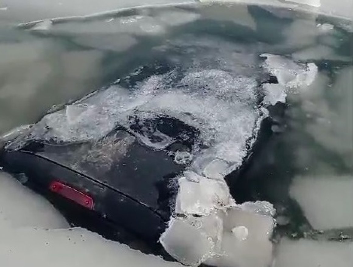 Автомобиль утонул в Приморье