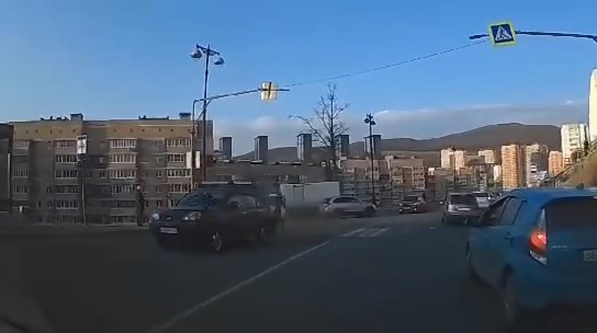 Невероятное везение жительницы Владивостока на дороге попало на видео