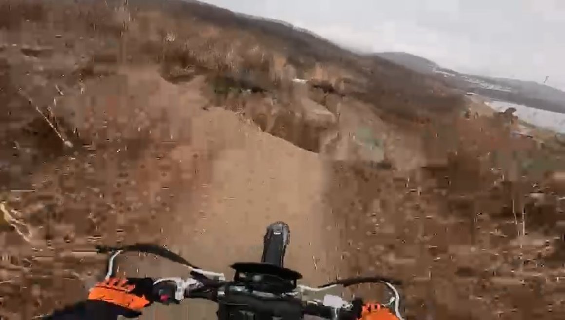 Опубликованы кадры падения мотоциклиста со скалы в Приморье