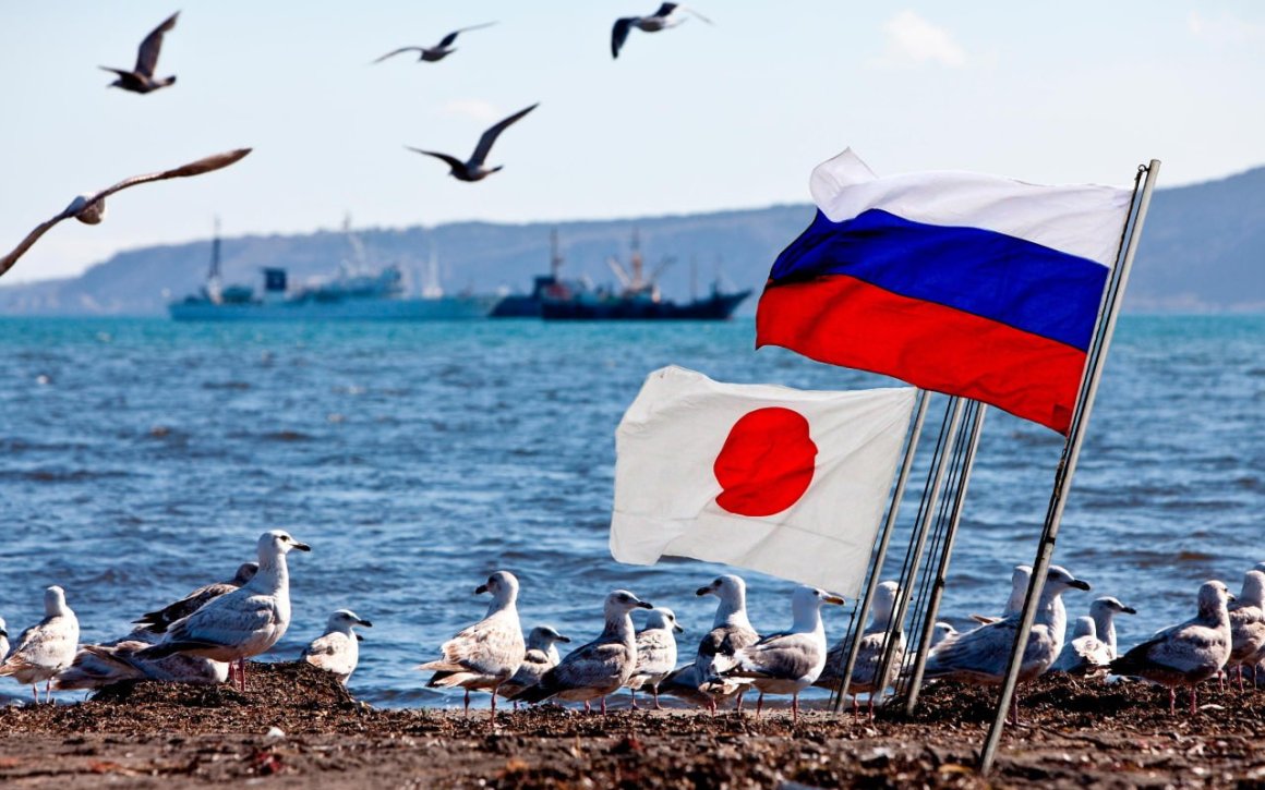 Япония обвинила Россию в поставках оружия в КНДР