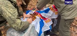 Бойцы 155-й бригады морской пехоты расписали боевое знамя для президента — видео