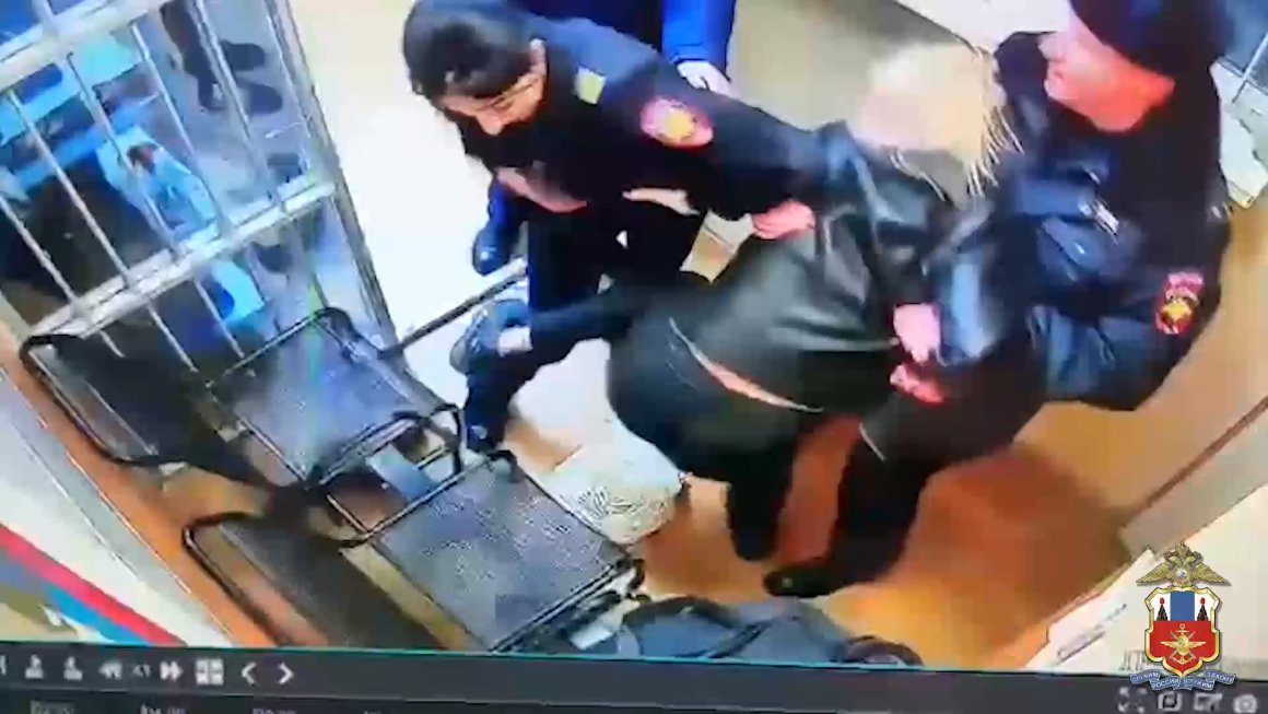 Молодая женщина из Приморья устроила дебош в аэропорту Камчатки – видео