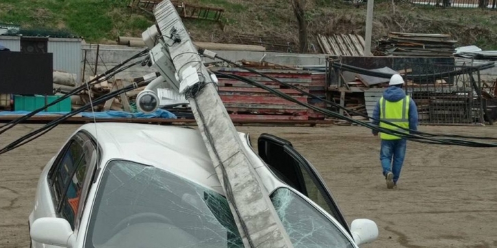 Во Владивостоке на автомобиль начальника рухнул бетонный столб