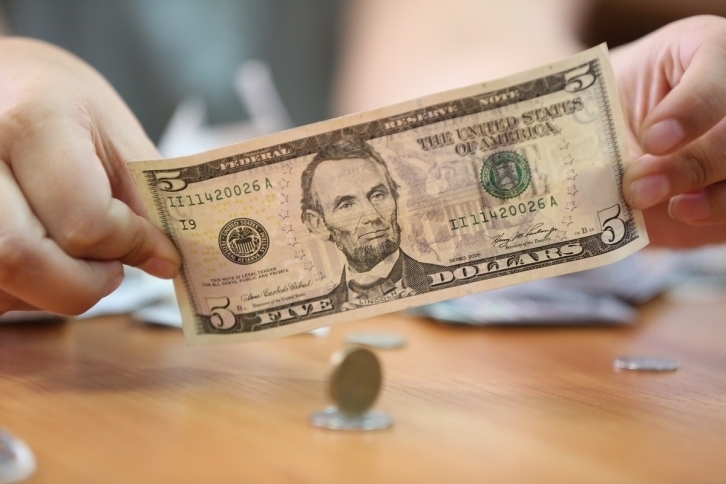 Доллар опустился ниже 60 рублей впервые с 2020 года 