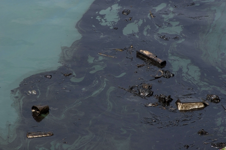 В бухте Рудной в Приморье собрали почти тонну воды с нефтепродуктами 