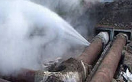 Во Владивостоке прорвало трубу горячего водоснабжения