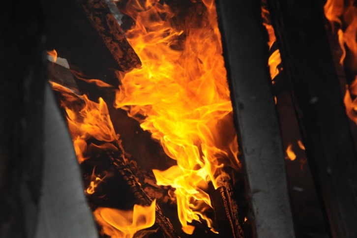 Жилой дом загорелся во Владивостоке - десятки людей оказались отрезаны дымом