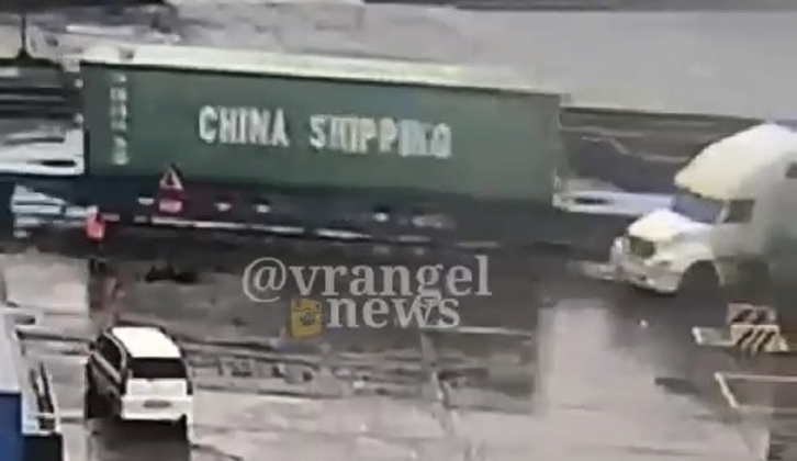 Кабину "размазало" между вагонами: в Приморье столкнулись поезд и автомобиль