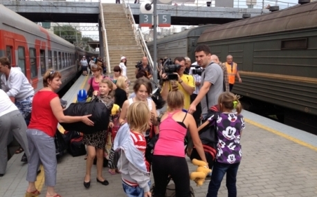 Первую группу детей из Амурской области поездом привезли на отдых во Владивосток