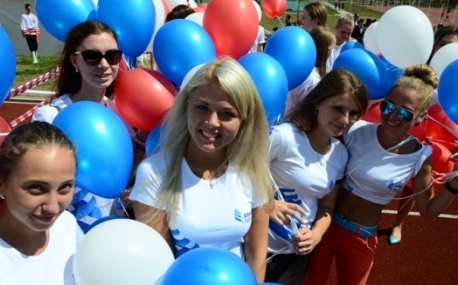 Более 70 волонтёров помогли организовать День знаний на острове Русский