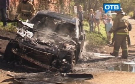 Сразу два автомобиля горели во Владивостоке