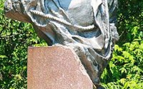 Во Владивостоке отреставрирован памятник Виталию Баневуру