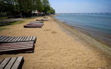 Безопасными для отдыха признаны 65 пляжей Приморья. СПИСОК