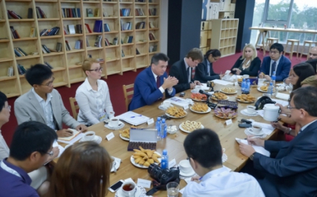 Губернатор Приморья позавтракал с иностранцами