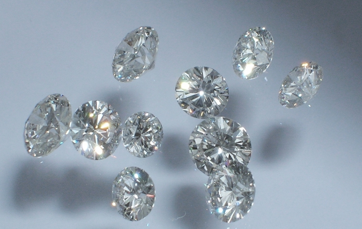 В мире: бриллианты на миллионы долларов выбросили в мусор