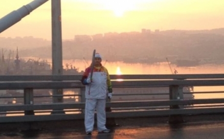 Губернатор Приморья пронес Олимпийский огонь по Золотому мосту