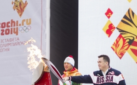 Владимир Миклушевский и Иван Штыль зажгли чашу огня Олимпийских игр во Владивостоке  