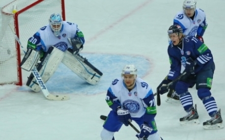 Хоккей: Владивостокский «Адмирал» дома встретился с минским «Динамо»