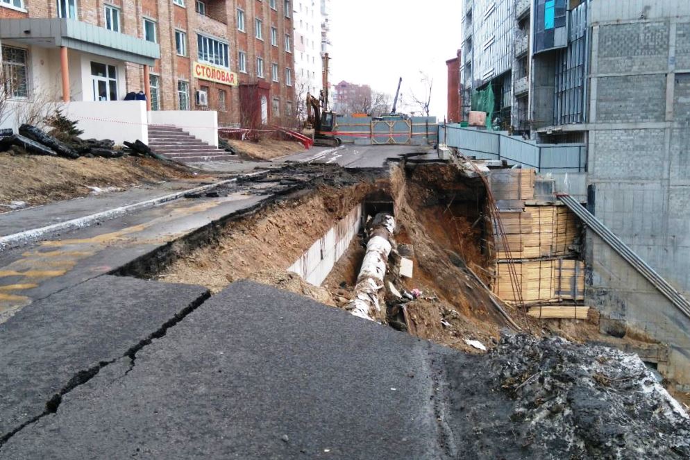 Строители начали отсыпку подпорной стены на Станюковича во Владивостоке