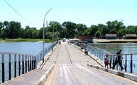 Понтонный мост установили  в селе Зазеркальное