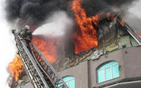 Приморские пожарные потушили горевший торговый центр