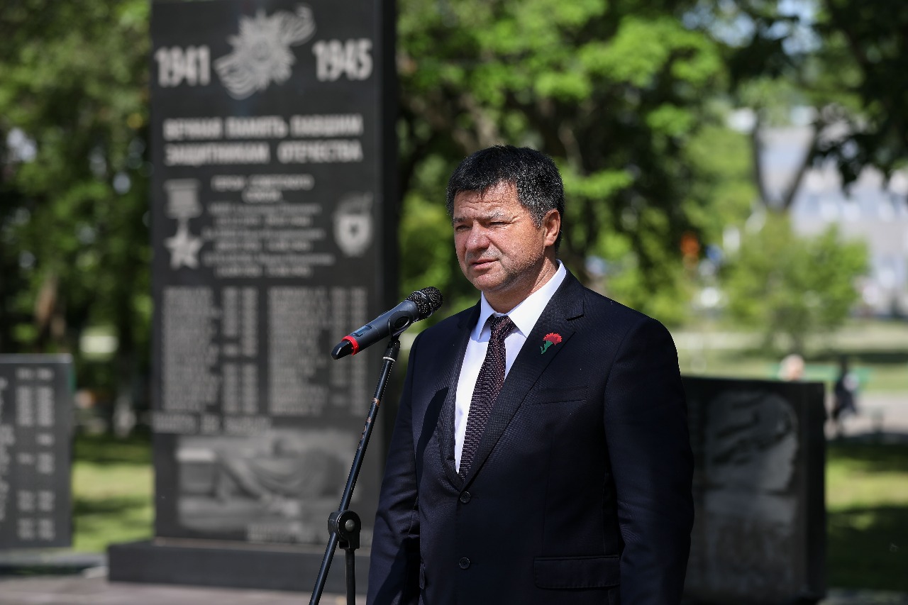 Глава Приморья почтил память погибших в Великой Отечественной войне -  ОТВ-Прим - Общественное телевидение Приморья ОТВ