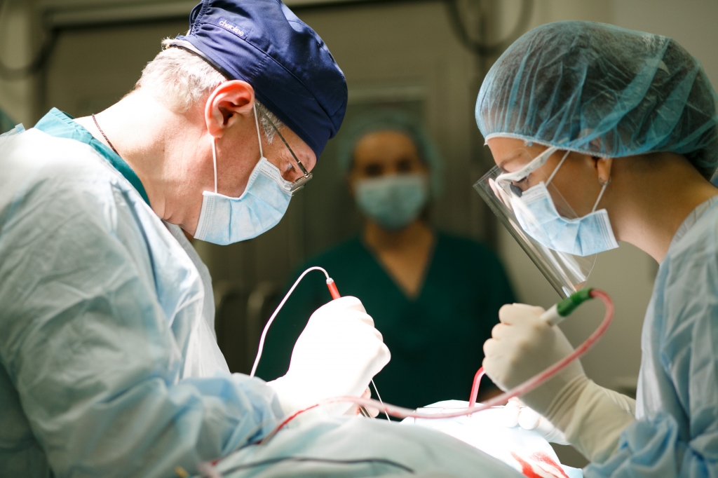 Хирурги Приморья проводят операции на лице без повреждения мимических мышц