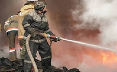 Из горящего дома в Артеме пожарные спасли 10 человек