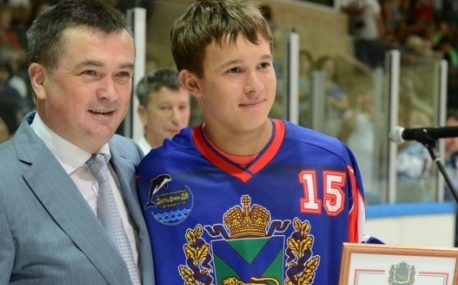  Губернатор поздравил мальчишек из хоккейной команды «Приморье» с победой