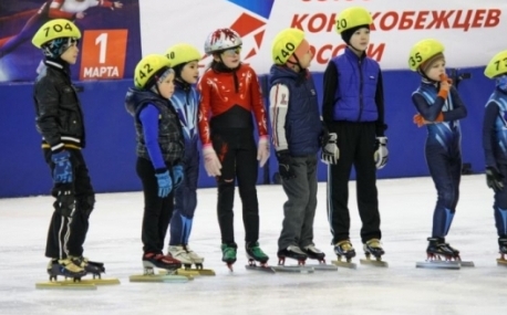 Школьники Приморья приняли участие в соревнованиях по шорт-треку