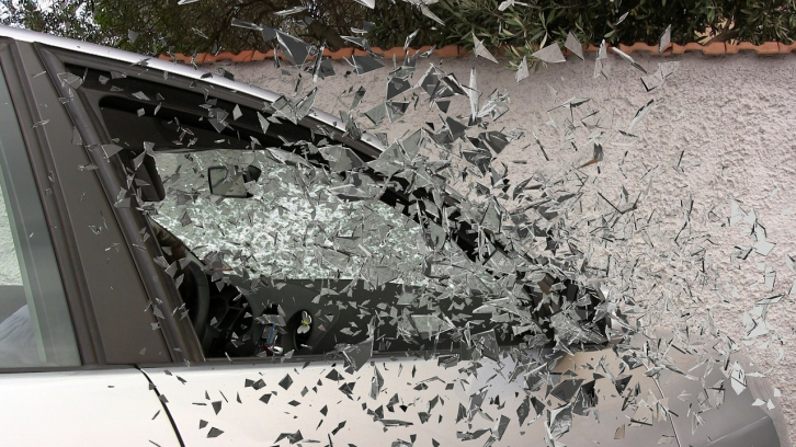 Выезжая из шиномонтажки, водитель Prius спровоцировал аварию