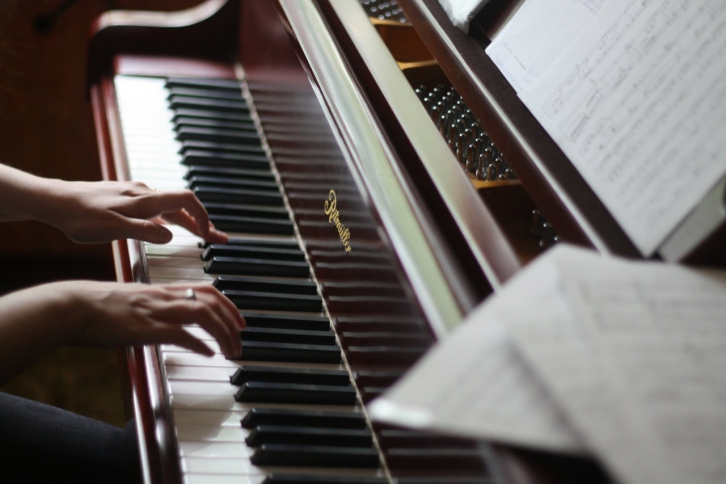 В школы и колледжи искусств края поставят 45 пианино