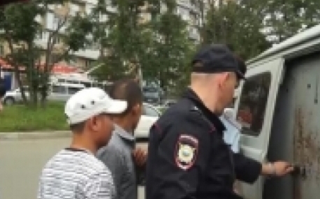 В Приморье сотрудники полиции и ФМС пресекли деятельность торговцев контрафактными товарами
