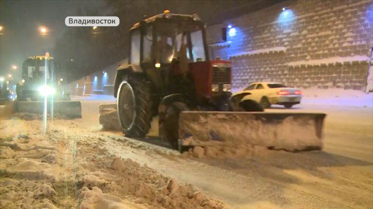 На очистке дорог во Владивостоке -126 единиц снегоуборочной техники  