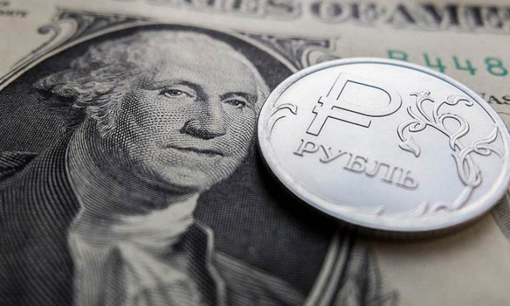Специалисты прогнозируют дальнейшее падение рубля